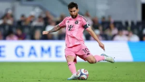Messi marcó un golazo de tiro libre y va por un récord histórico