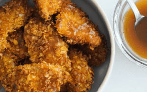 Tiras de pollo crujientes: la receta casera, al horno y con salsa agridulce para disfrutar siempre