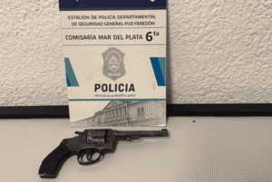 Un adolescente de 15 años persiguió a otro, le pegó y le gatilló tres veces un revólver: no salió la bala