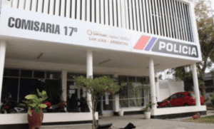 Detuvieron a un policía de San Juan acusado de robarle la tarjeta de crédito a un compañero para hacer compras