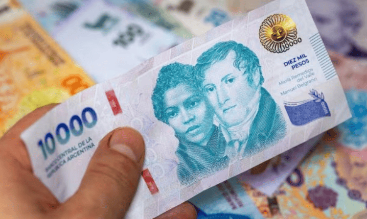 El salario real registrado en el sector privado tuvo leve mejora en julio, pero sigue 4% debajo del pico de la era Milei