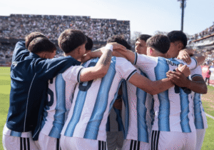 La Selección Argentina Sub-19 venció sobre la hora a Perú y jugará por la medalla de oro en Rosario