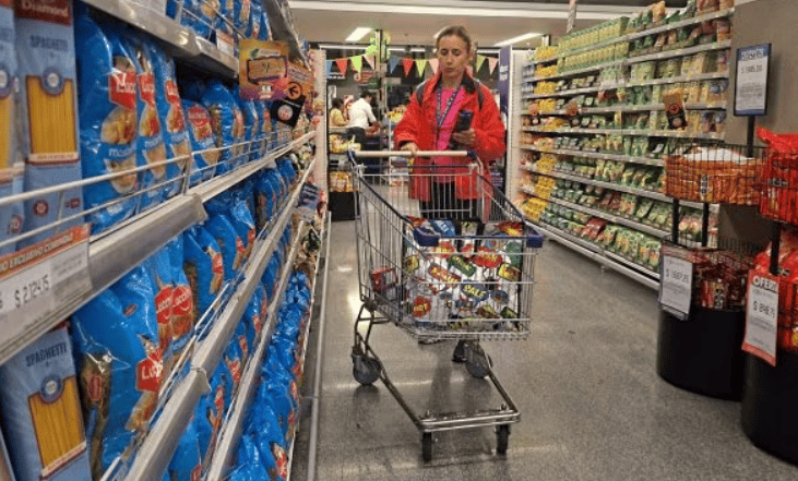 El consumo en supermercados anotó nueva baja en julio, aunque hubo repunte en mayoristas y shoppings