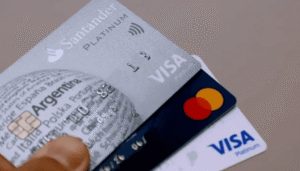 Baja el uso de tarjetas de crédito: el financiamiento cayó más de 10% en agosto ante la creciente morosidad