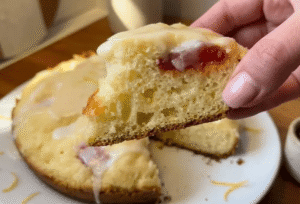 Torta esponjosa para la merienda, sin gluten y con 4 ingredientes