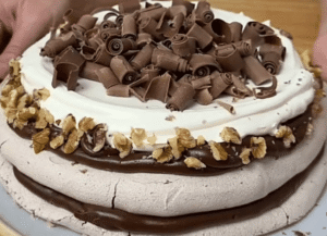 Torta Pavlova de cacao y dulce de leche, un postre de fiesta con poco esfuerzo