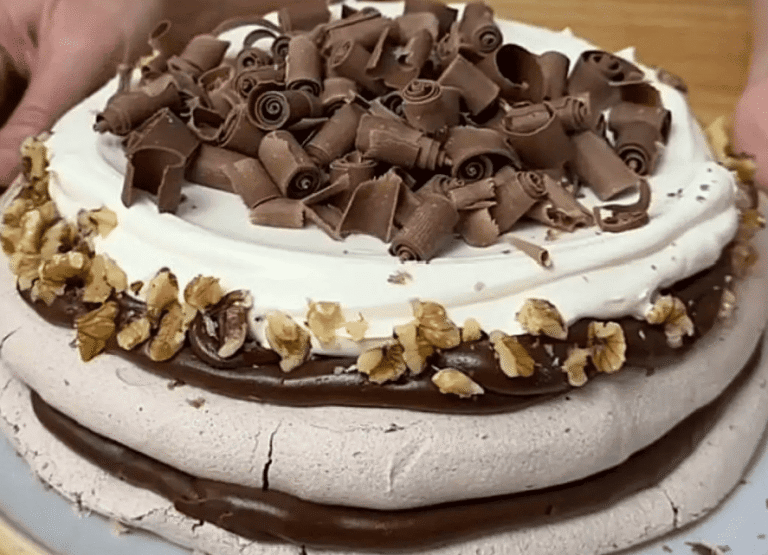 Torta Pavlova de cacao y dulce de leche, un postre de fiesta con poco esfuerzo