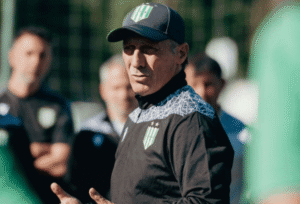 Tensión en Banfield: Troglio se peleó con la dirigencia y presentó la renuncia, pero no se la aceptaron