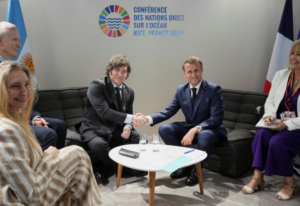 Milei llegó a París para buscar inversiones y reunirse con Macron