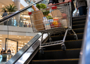 Paseaba por un shopping, la golpeó un carrito y la Justicia ordenó pagarle $9,5 millones.