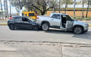 Choque en avenida Centenario: una mujer fue trasladada al Carrillo