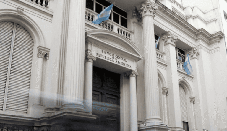 El Banco Central aseguró que el 75% de los dólares de los ahorristas queda en el país
