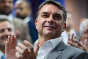 Flávio Bolsonaro suma dos partidos y fortalece su campaña