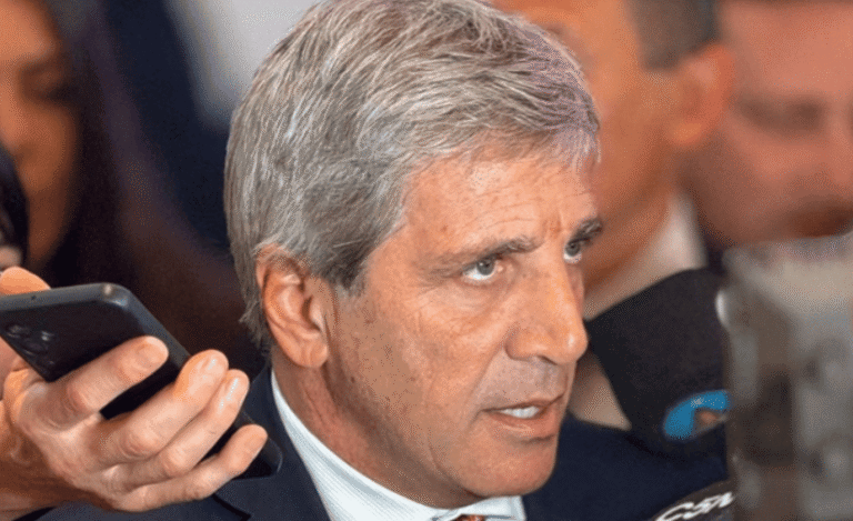 Luis Caputo negó los rumores sobre su salida del Gobierno: «Quedate tranquilo que no voy a renunciar»