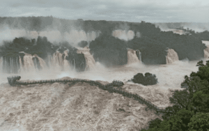 Efecto El Niño en Iguazú: Cataratas reabre uno de sus paseos a pesar de la crecida del río