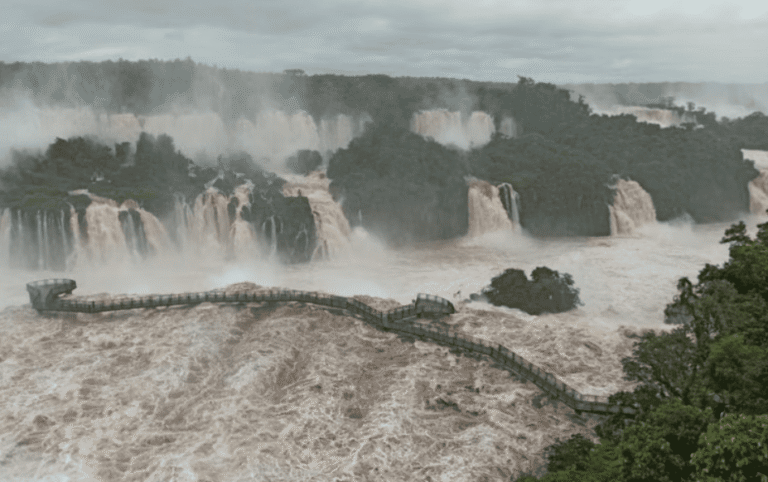 Efecto El Niño en Iguazú: Cataratas reabre uno de sus paseos a pesar de la crecida del río