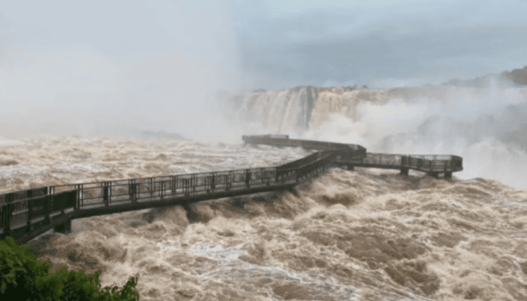 Efecto de El Niño: cerraron las Cataratas de Iguazú por la crecida del río