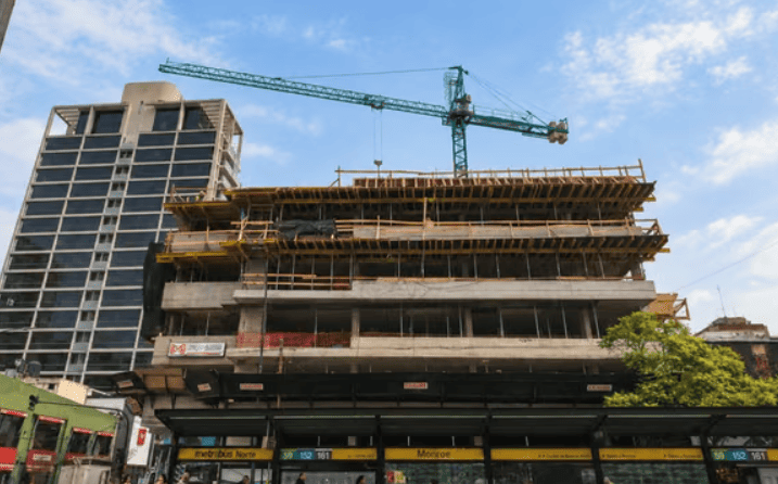 La construcción repuntó apenas 0,4% mensual en agosto tras dos fuertes caídas al hilo
