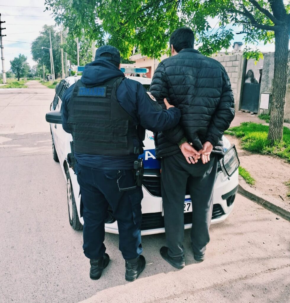 Un hombre ingresó sin autorización a una casa y terminó detenido por agredir al personal policial