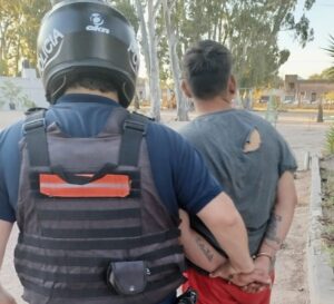 Detuvieron a un hombre que golpeó a un policía durante una persecución