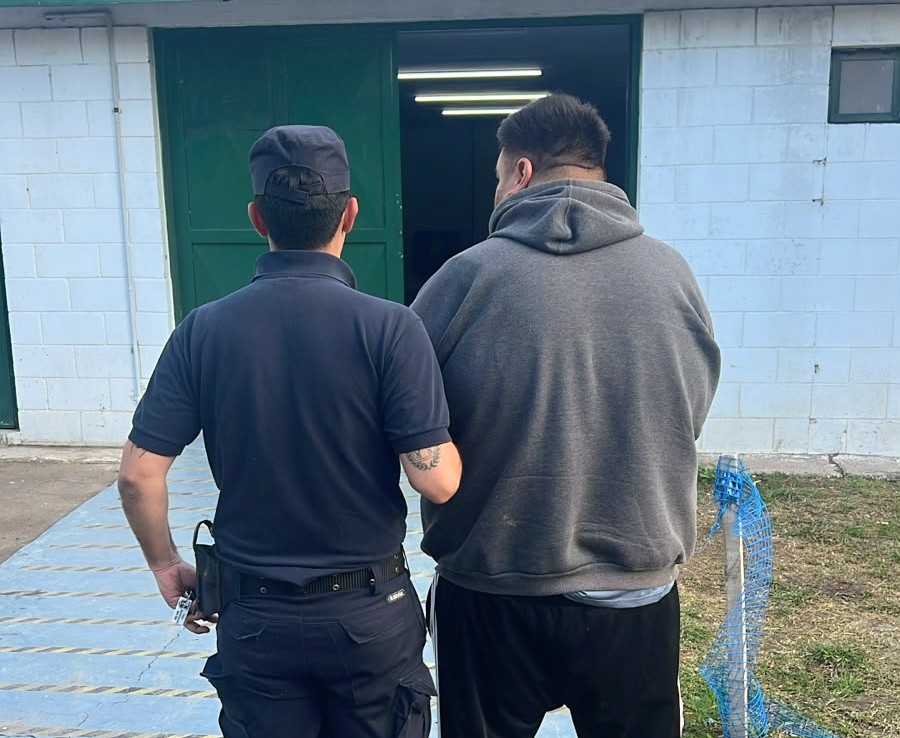 Cárcel para un hombre acusado de disparar con arma de fuego tres veces dentro de una casa