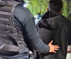 Detuvieron a un hombre por herir a otro con una botella rota en el Bº República