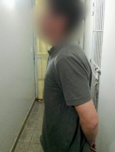 Detuvieron a un hombre por apuñalar a otro con un cuchillo en la casa de su expareja
