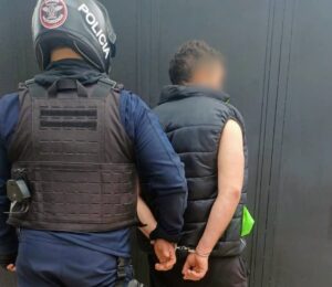 Vecinos redujeron a un hombre que robó y golpeó a un adulto mayor en la vía pública