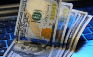 El dólar se mantuvo estable, debajo de los $1.550