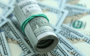 Tras la quinta suba al hilo, el dólar cerró la semana en $1.550