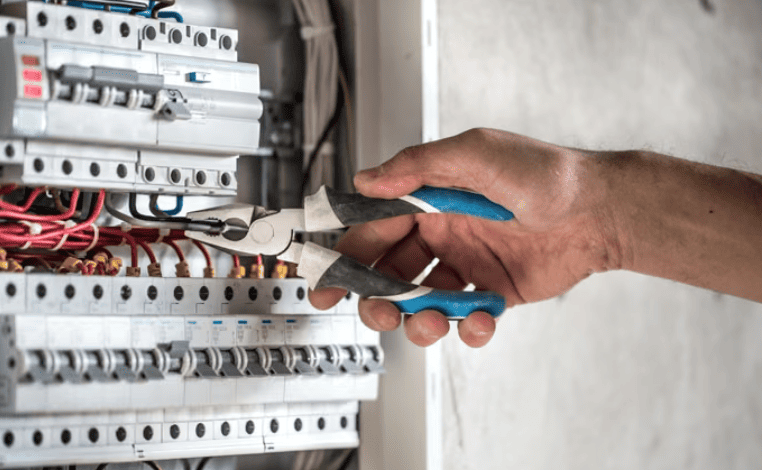¿Cuánto cobran un albañil, un electricista y un plomero en octubre 2026?
