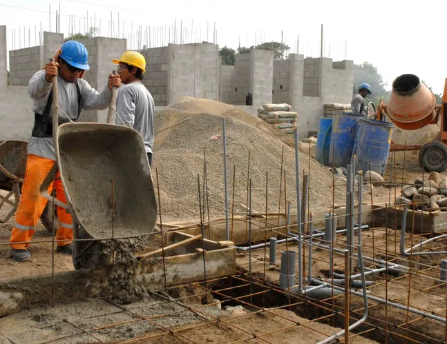 Milei enfrenta un récord de empleo informal y cae el trabajo registrado