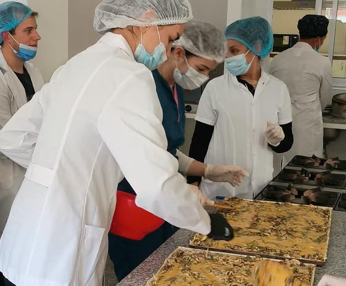 Estudiantes de la UNSL cosecharon hortalizas para comedores comunitarios