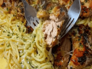 En 20 minutos y como un chef: fideos cremosos con pollo salteado al ajo y hierbas