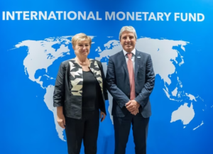 El FMI aprobó la revisión y Argentina podría recibir US$900 millones