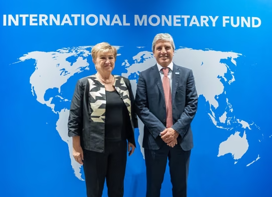 El FMI aprobó la revisión y Argentina podría recibir US$900 millones