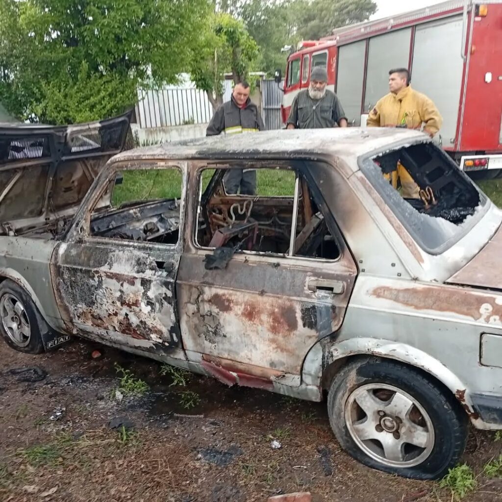 La Toma: bomberos extinguieron el incendio de un auto en plena vía pública