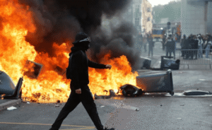 Arde París: violenta represión policial en Francia contra las protestas estudiantiles