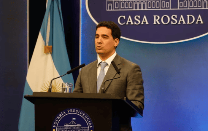 El Gobierno defendió su programa económico pese al avance del riesgo país