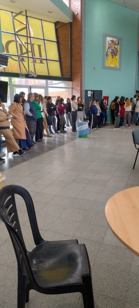 VIDEO | Docentes del IFDC acuden a la Defensoría del Pueblo para reclamar igualdad salarial