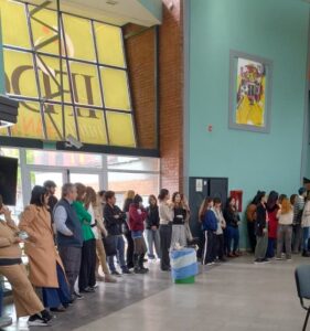 VIDEO | Docentes del IFDC acuden a la Defensoría del Pueblo para reclamar igualdad salarial