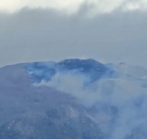 Detectaron un incendio en el filo de Merlo y bomberos suben a la sierra