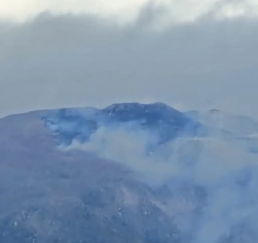 Detectaron un incendio en el filo de Merlo y bomberos suben a la sierra