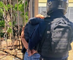 Dos hombres abrieron un auto con un inhibidor y uno dañó una moto policial al escapar