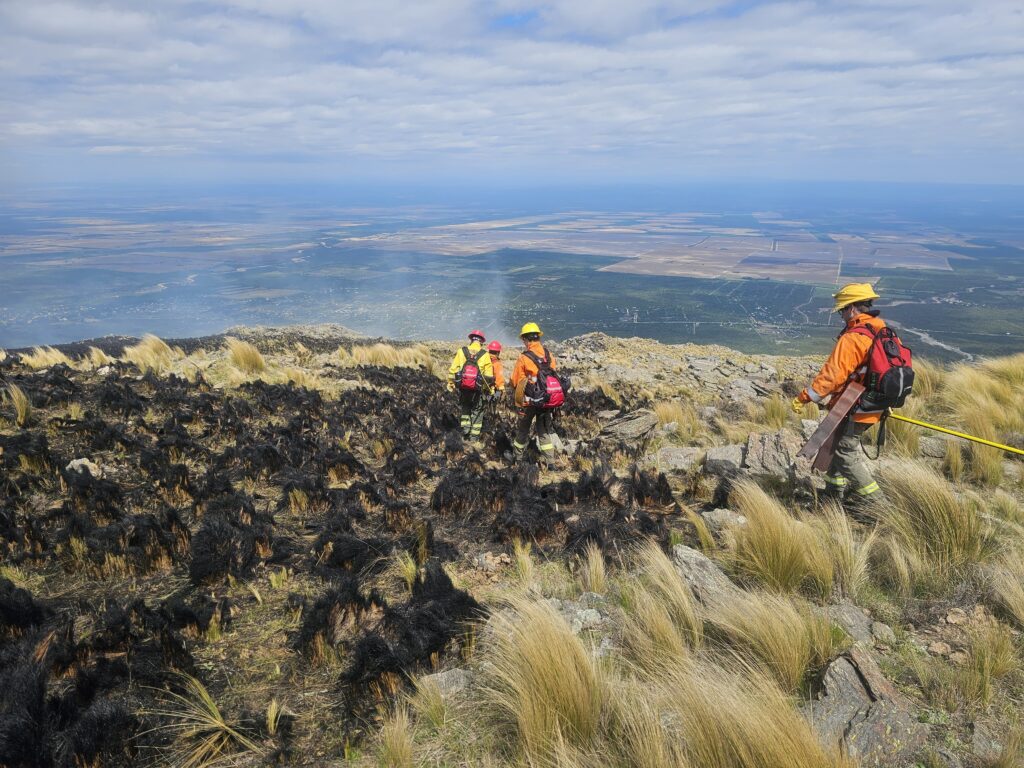 Contuvieron el incendio en el filo de Los Molles