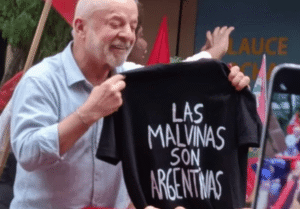 En su cierre de campaña, Lula da Silva posó con la icónica remera de «Las Malvinas son argentinas»