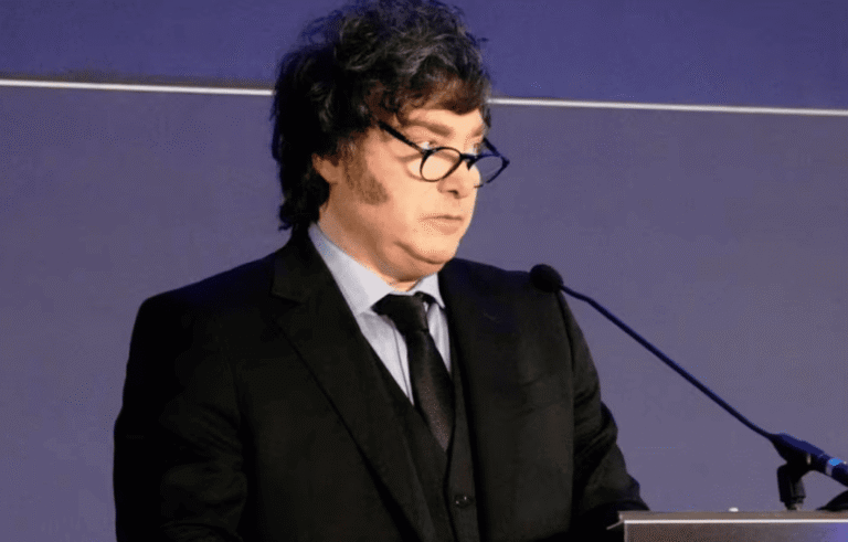 Javier Milei participó del cierre de la Argentina Week en París y emprende el regreso al país