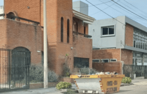 Tragedia en Córdoba: una mujer de 84 años murió después de que un ventanal se le cayera encima en su casa