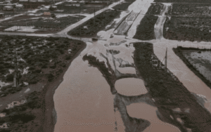 Neuquén: un fuerte temporal inundó Añelo, destruyó la Ruta 7 y obligó a evacuar a los vecinos