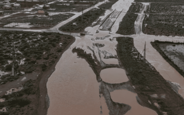 Neuquén: un fuerte temporal inundó Añelo, destruyó la Ruta 7 y obligó a evacuar a los vecinos
